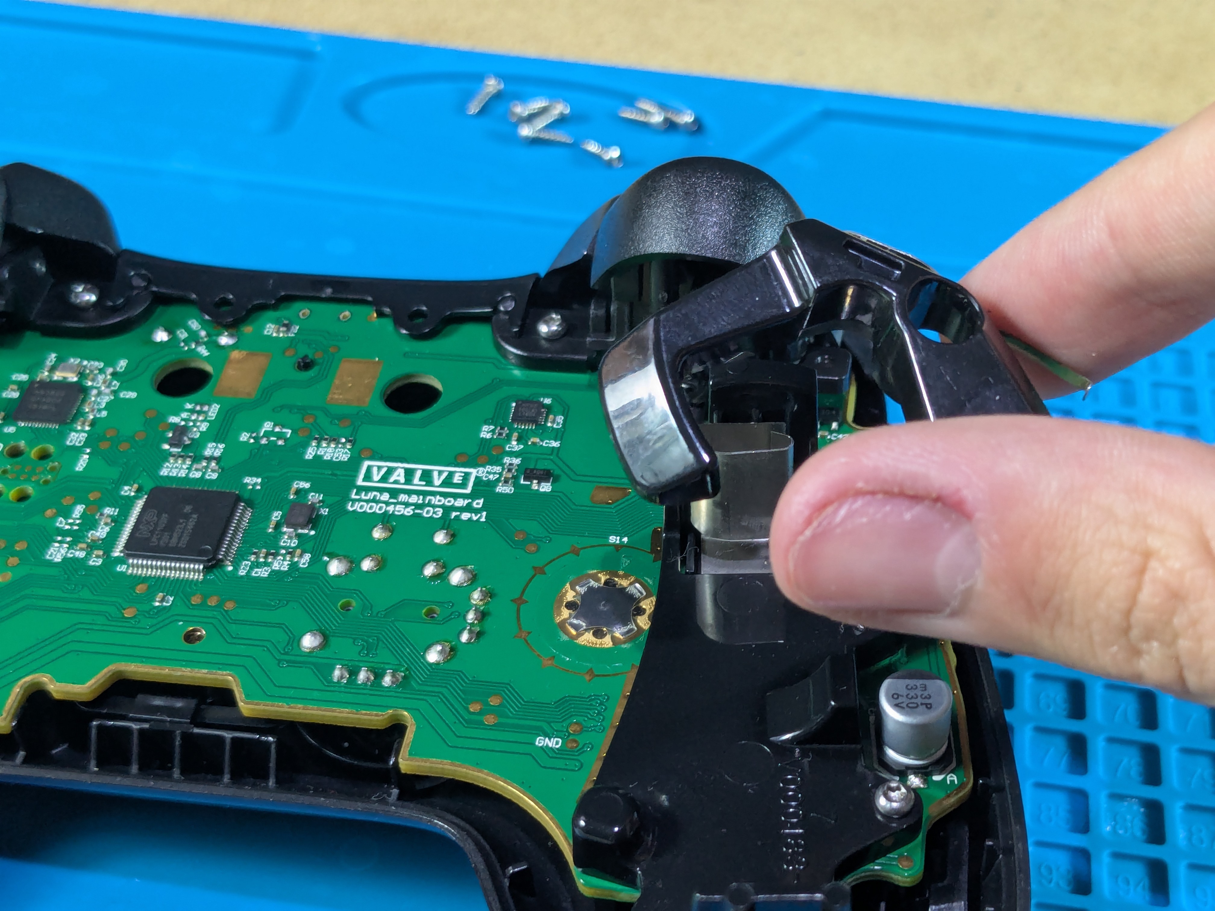 Taking_Out_Left_Battery_Holder_Lever