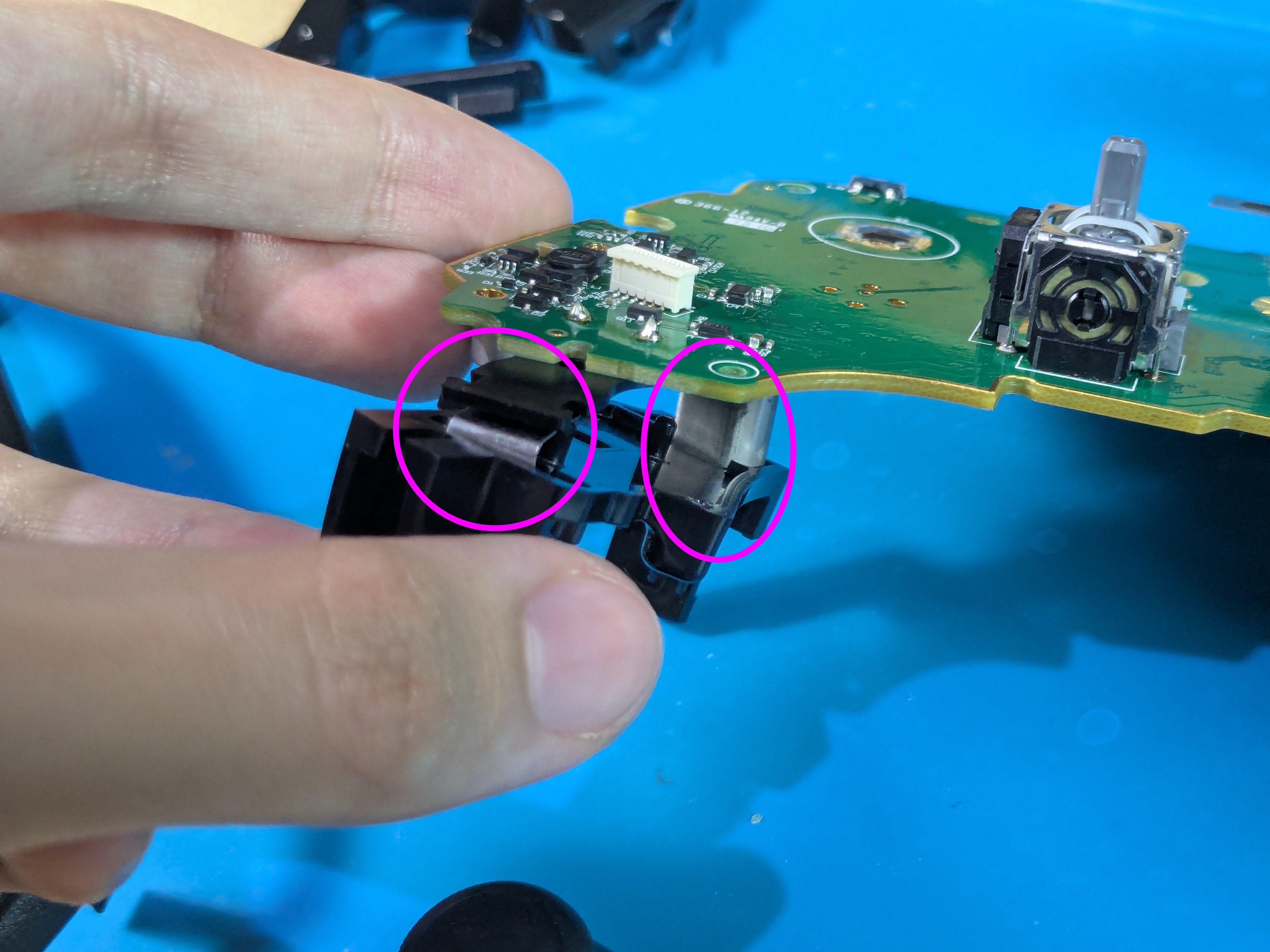 Taking_Off_Right_Battery_Holder_Edited