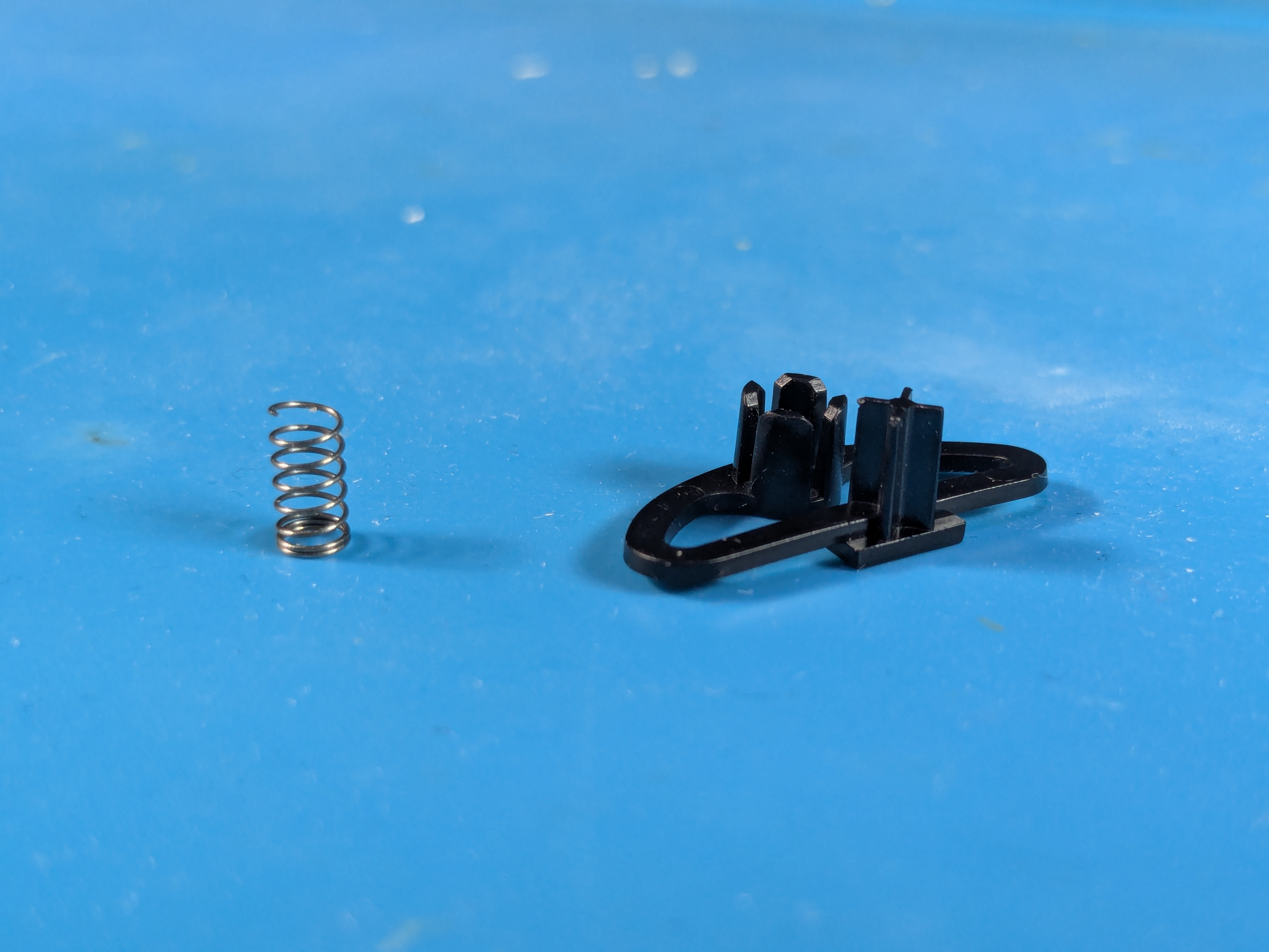Correction_4_Plastic_Piece_And_Replacement_Spring